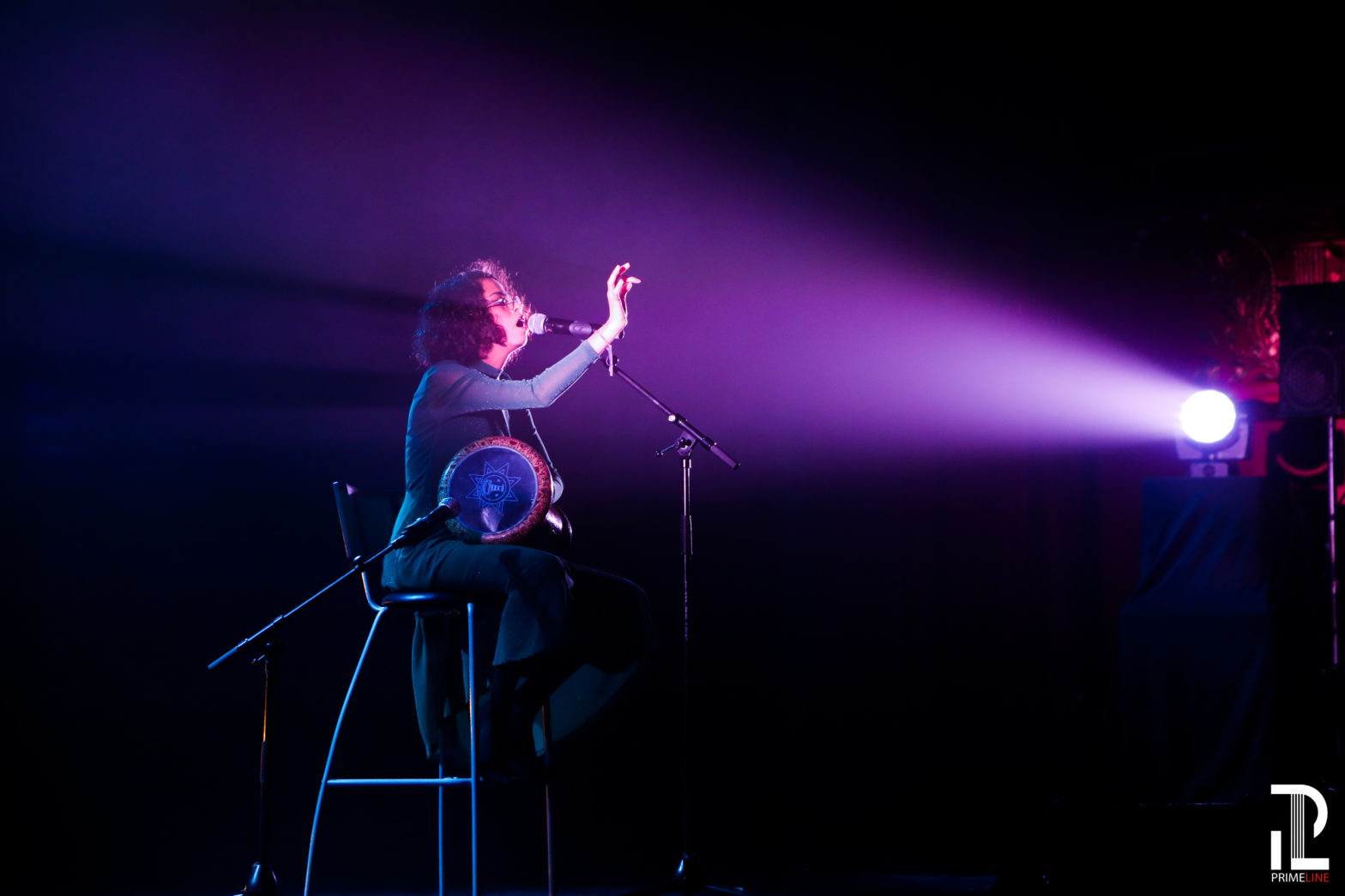 Fadouha sur scène au théâtre Sébastopol, photo par Primelinepro