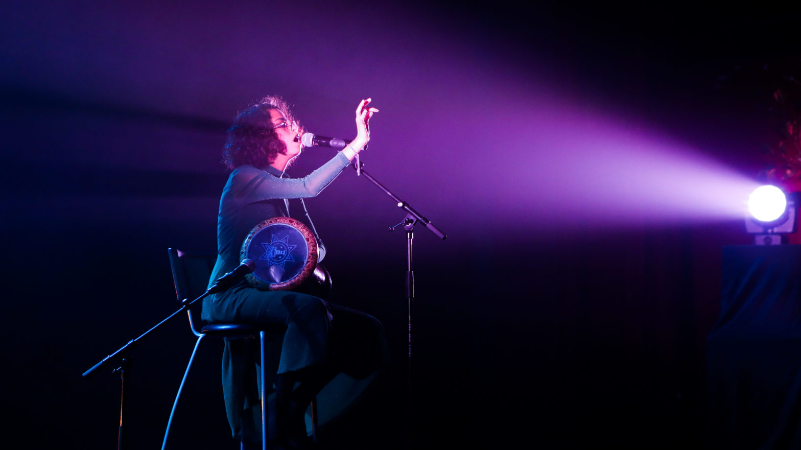 Fadouha sur scène au théâtre Sébastopol, photo par Primelinepro